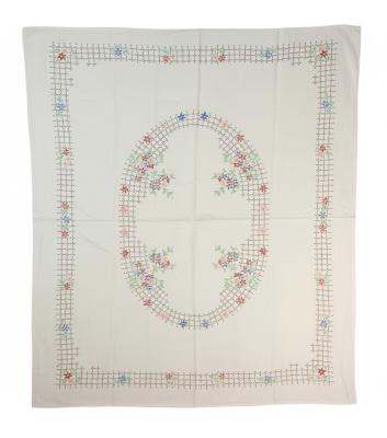 Скатерть с вышитыми цветами