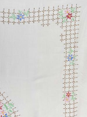 Скатерть с вышитыми цветами