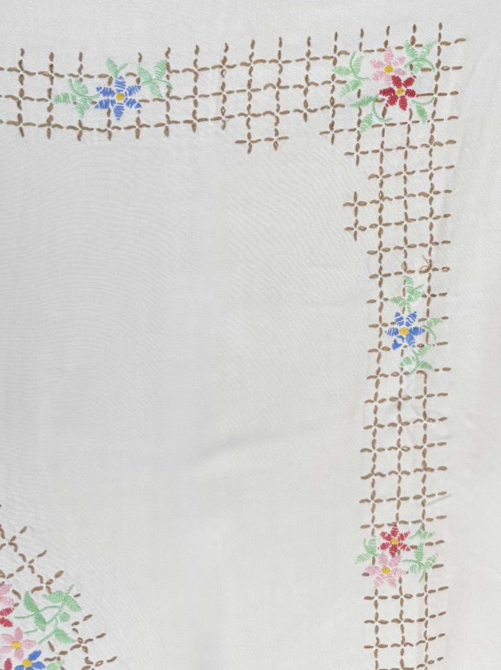 Скатерть с вышитыми цветами