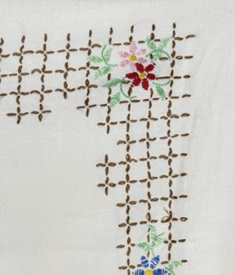 Скатерть с вышитыми цветами