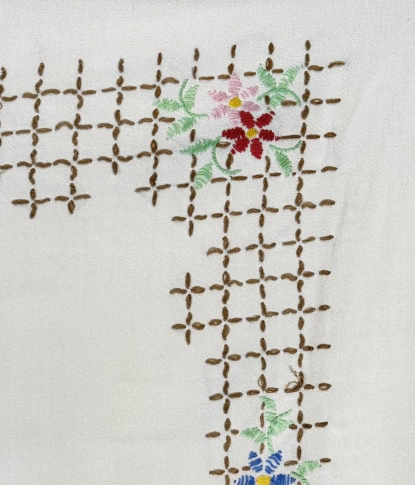 Скатерть с вышитыми цветами