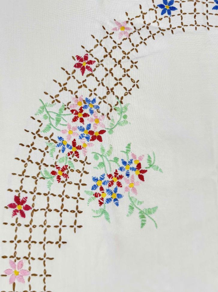 Скатерть с вышитыми цветами