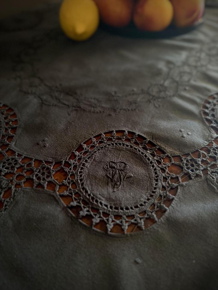 Нуарная винтажная скатерть upcycling