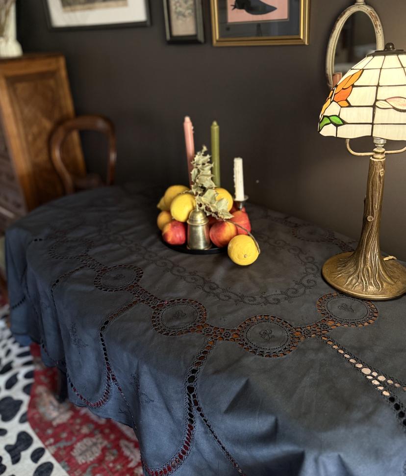 Нуарная винтажная скатерть upcycling