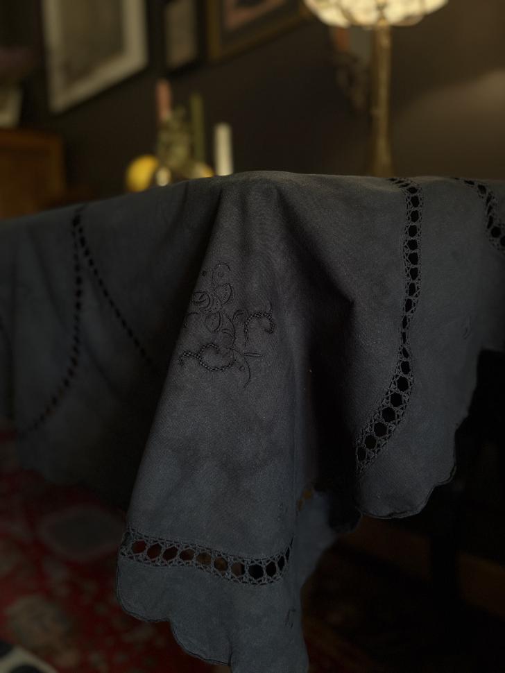 Нуарная винтажная скатерть upcycling