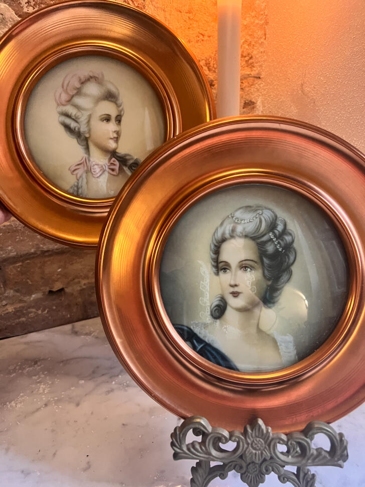 Porcelain portrait plate, printed image, copper-luster frame, 21 cm, France, mid-20th century