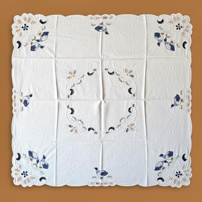 Салфетка с вышитыми уточками