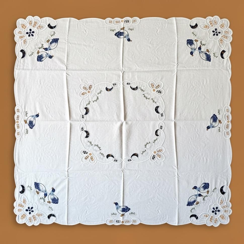 Салфетка с вышитыми уточками