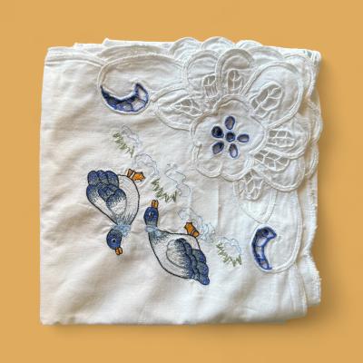 Салфетка с вышитыми уточками