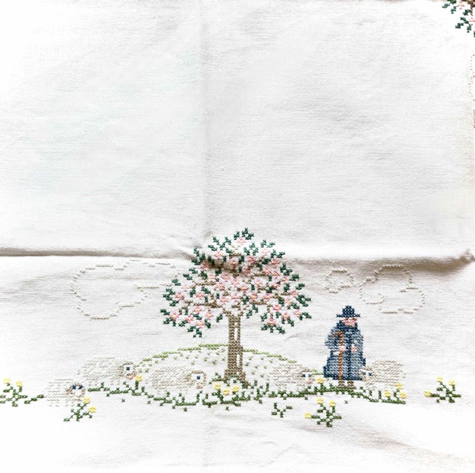 2 очаровательные мини-скатерти с вышитыми пастухами