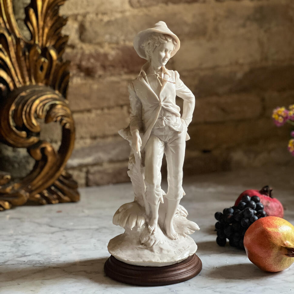 Фарфоровая статуэтка мальчика, стиль Каподимонте, высота 31 см, Италия, середина XX века