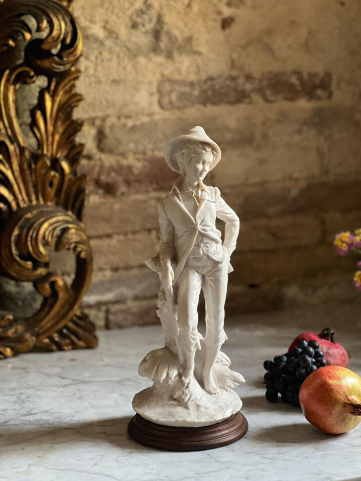 Фарфоровая статуэтка мальчика, стиль Каподимонте, высота 31 см, Италия, середина XX века