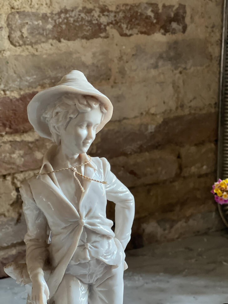 Фарфоровая статуэтка мальчика, стиль Каподимонте, высота 31 см, Италия, середина XX века