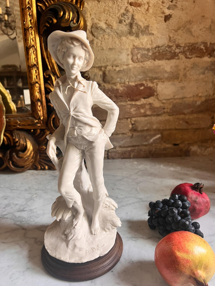 Фарфоровая статуэтка мальчика, стиль Каподимонте, высота 31 см, Италия, середина XX века