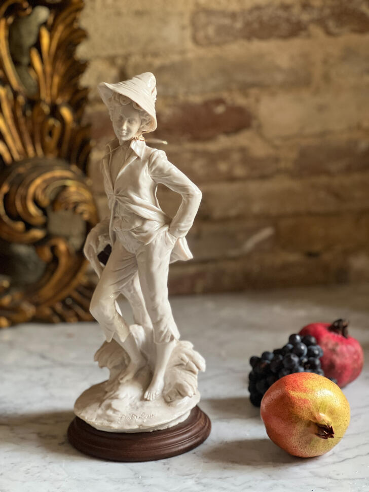 Фарфоровая статуэтка мальчика, стиль Каподимонте, высота 31 см, Италия, середина XX века