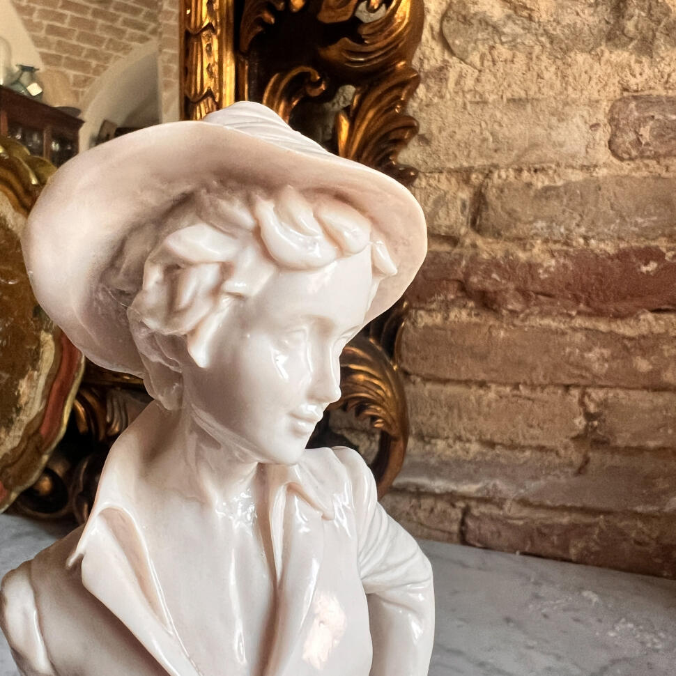 Фарфоровая статуэтка мальчика, стиль Каподимонте, высота 31 см, Италия, середина XX века