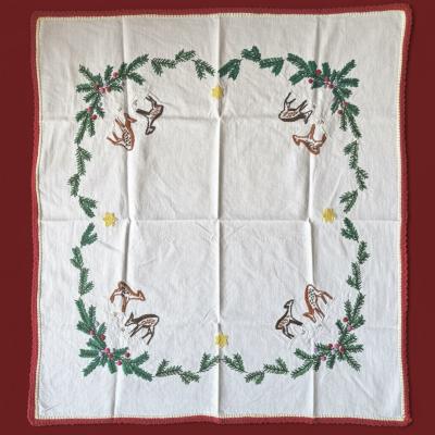 Трогательная рождественская салфетка с вышитыми оленями
