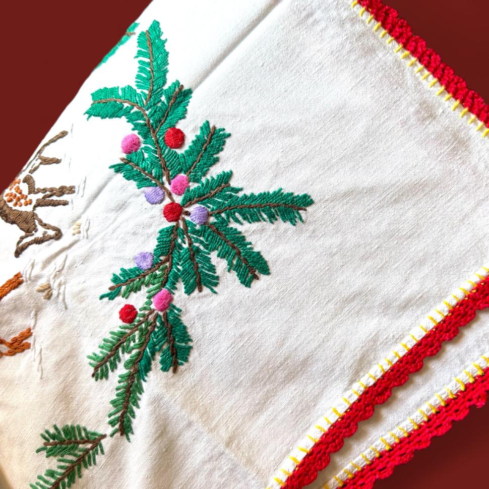 Трогательная рождественская салфетка с вышитыми оленями