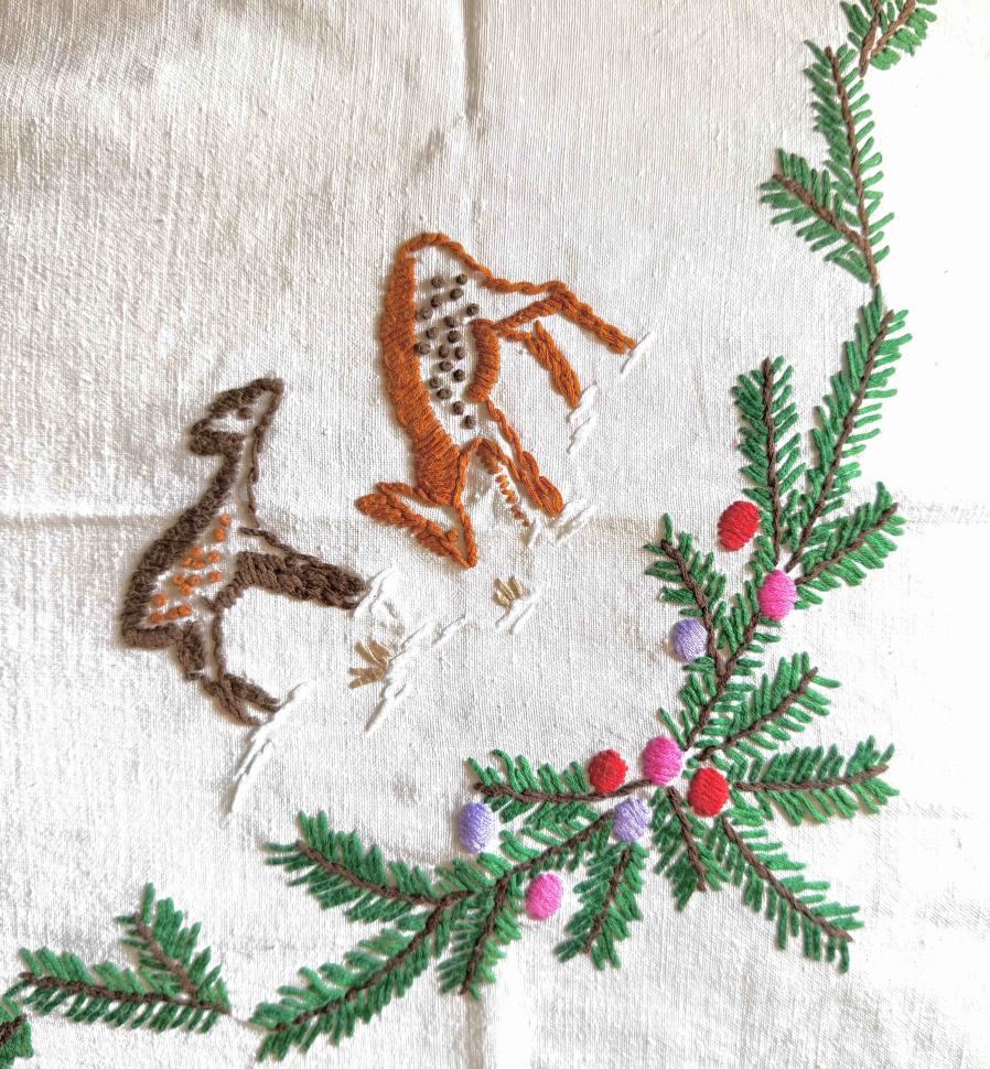 Трогательная рождественская салфетка с вышитыми оленями