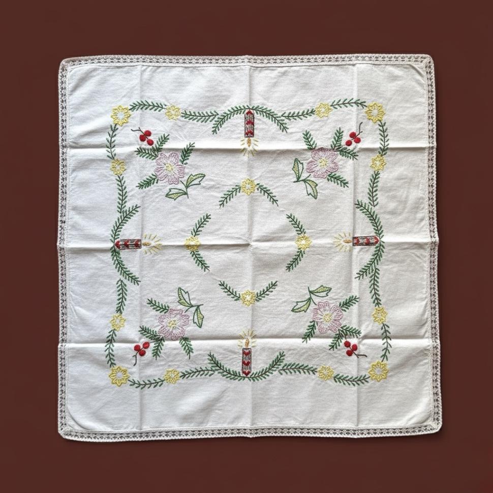 Рождественская салфетка с вышивкой ручной работы