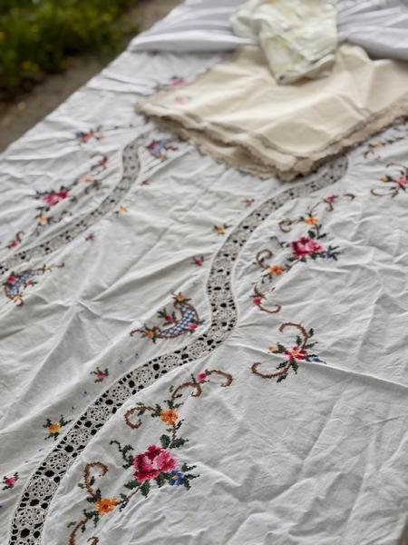 Set of textile with oval tablecloth 