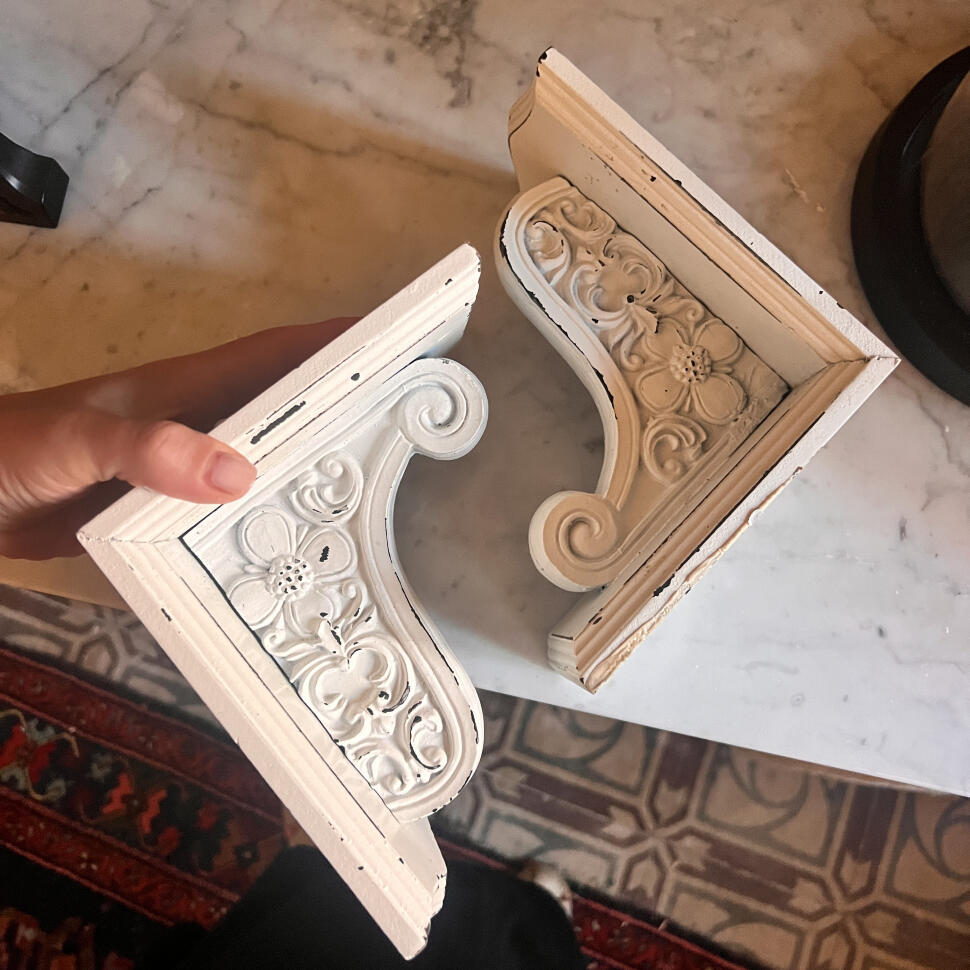 Пара резных деревянных кронштейнов, окрашенных и состаренных, 16×16×11 см, Франция, середина XX века