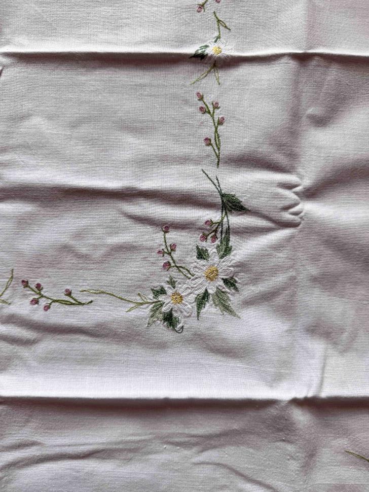 скатерть маленькая, вышивка ромашками