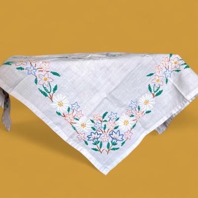 Салфетка с ручной вышивкой цветами в рустикальном стиле
