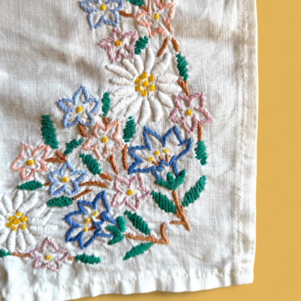Салфетка с ручной вышивкой цветами в рустикальном стиле