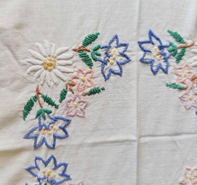 Салфетка с ручной вышивкой цветами в рустикальном стиле