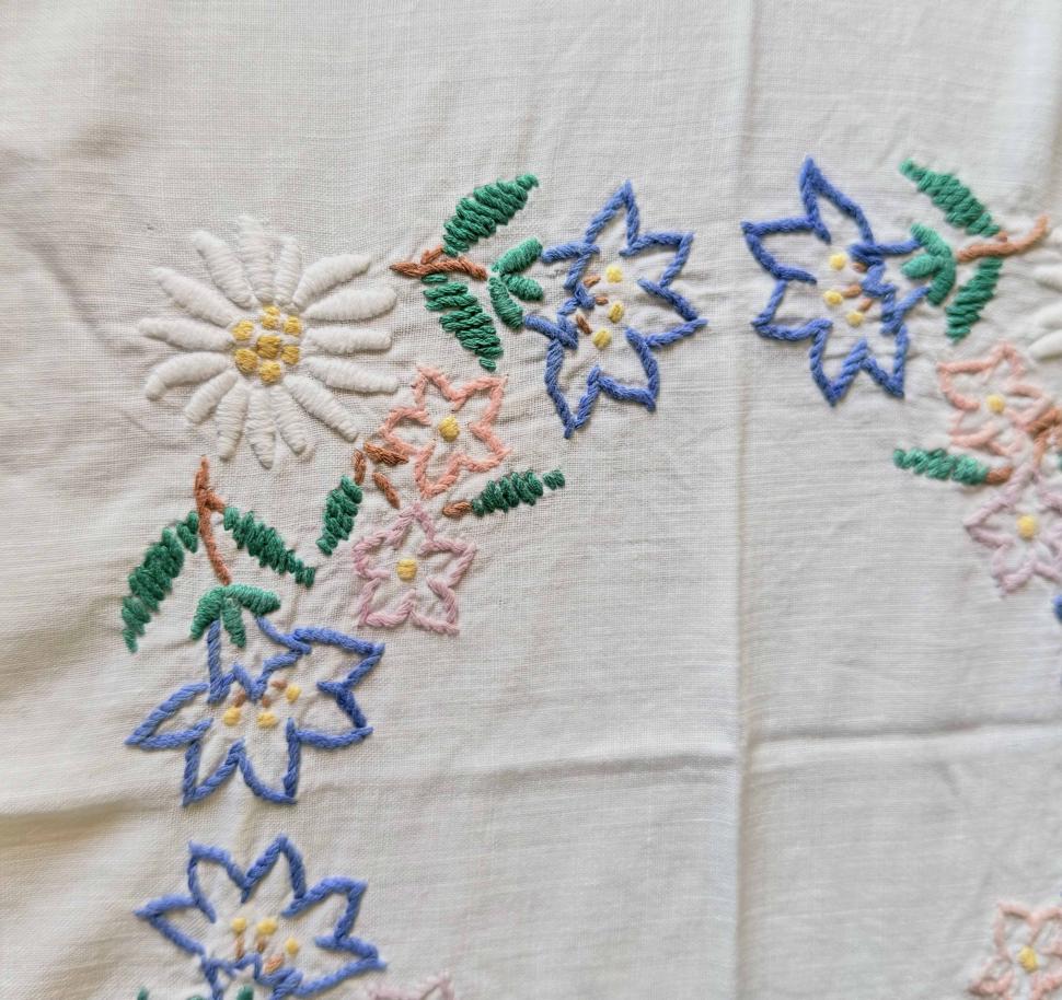 Салфетка с ручной вышивкой цветами в рустикальном стиле