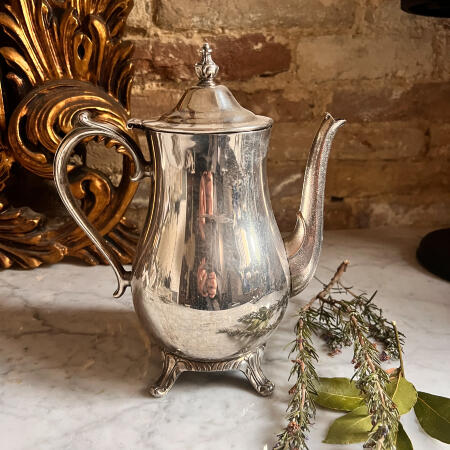 Teapot Coffee pot Water vessel 1100 ml Victorian style silver plated stainless steel International Silver Company USA