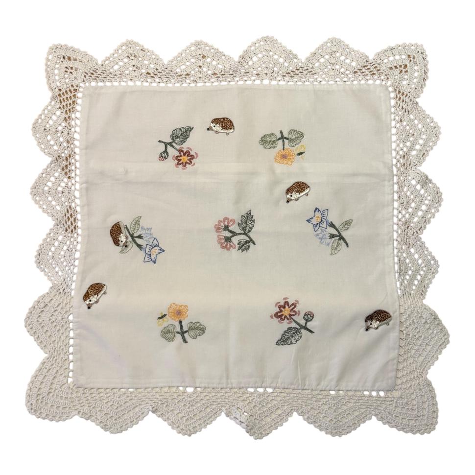 трогательная декоративная наволочка с вышивкой и кружевом
