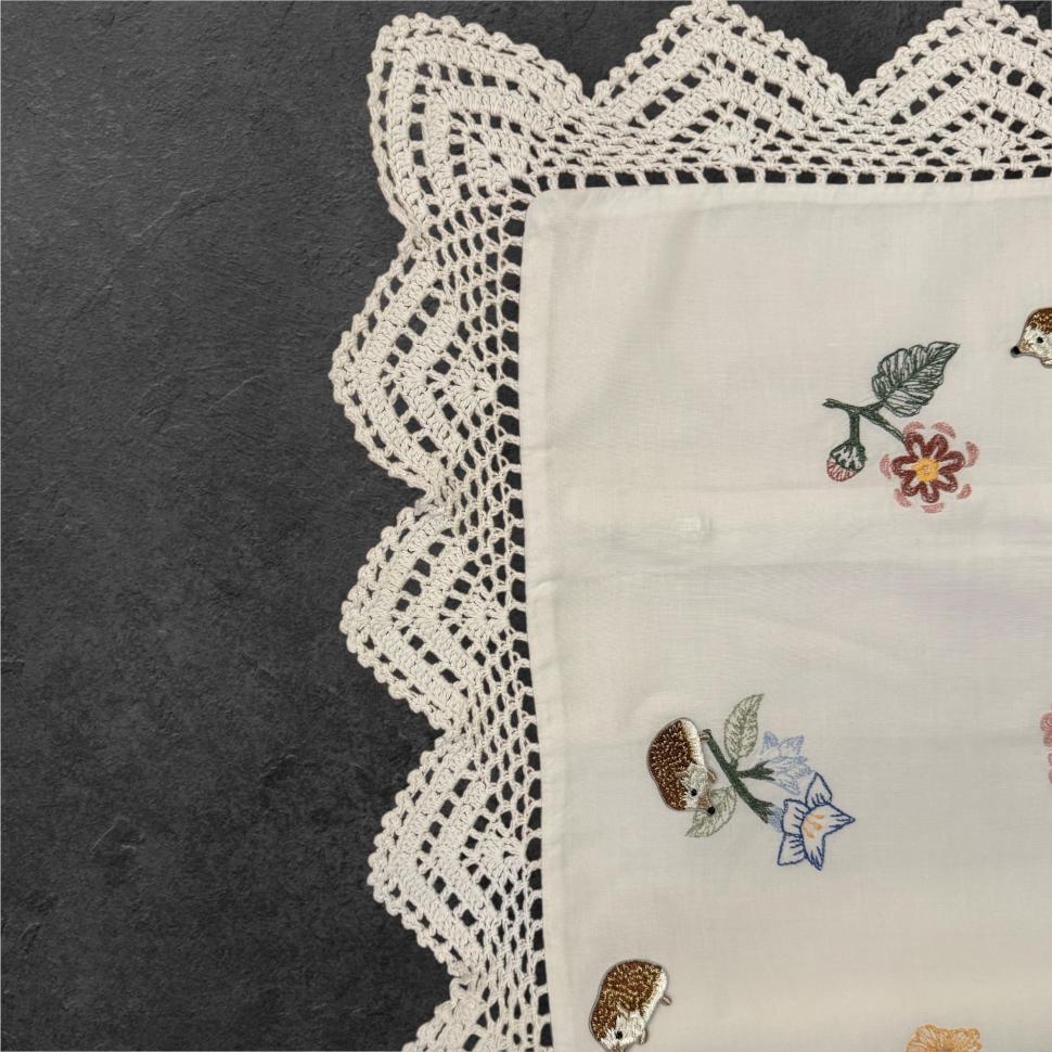 трогательная декоративная наволочка с вышивкой и кружевом