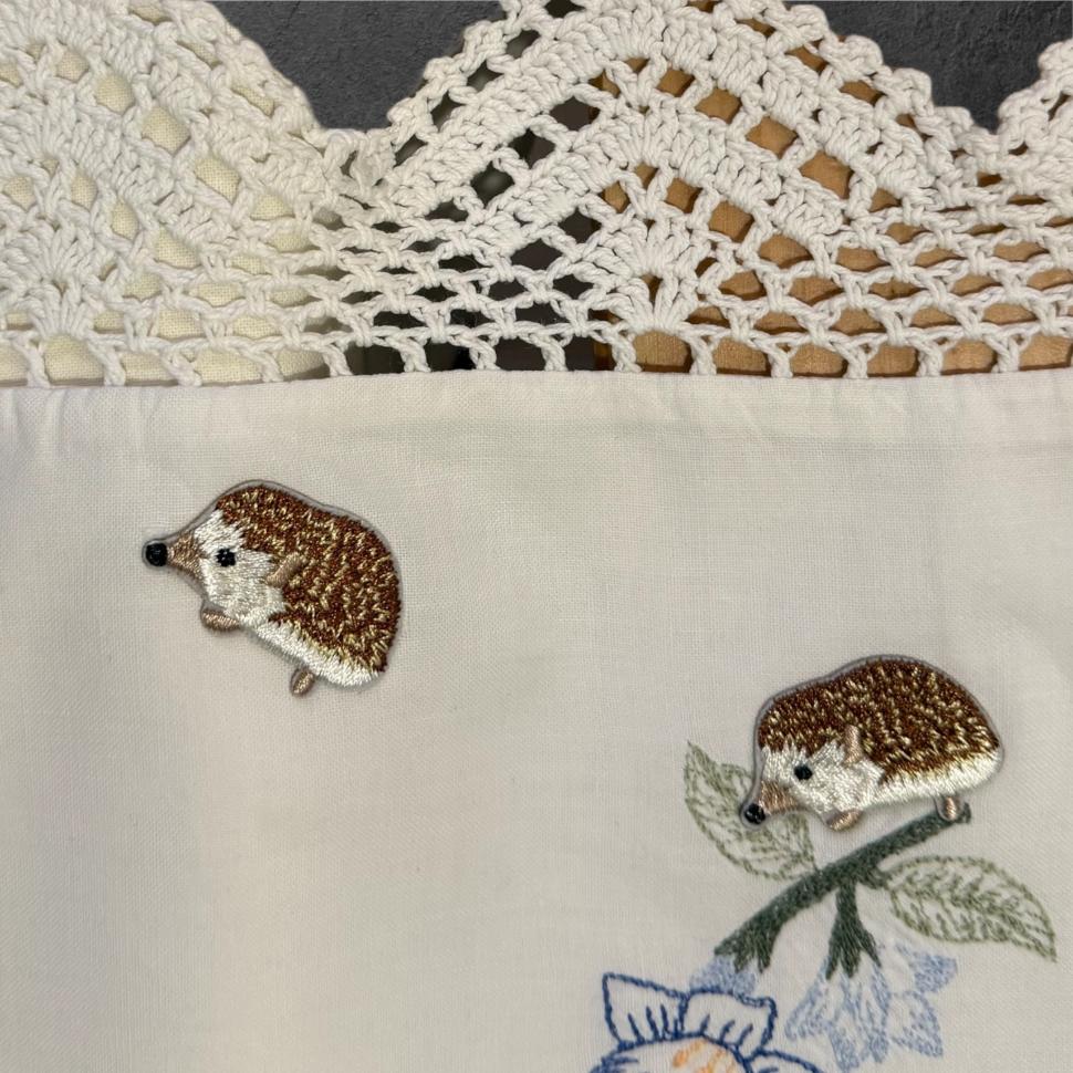 трогательная декоративная наволочка с вышивкой и кружевом