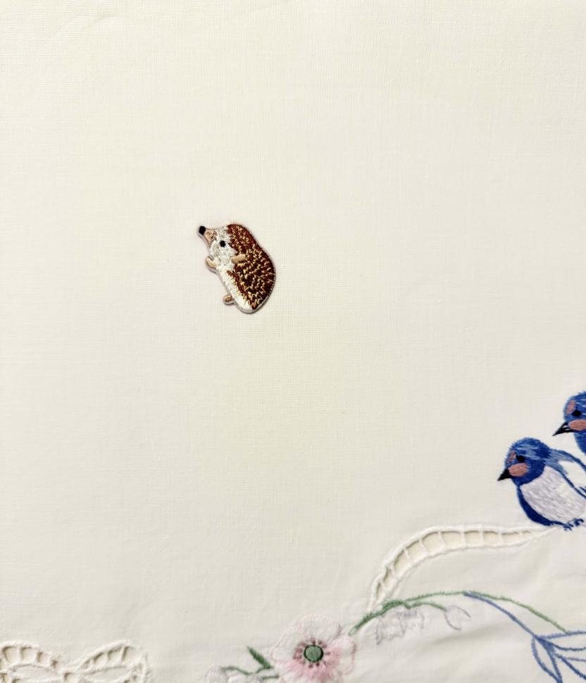 весенняя винтажная скатерть с вышитыми ласточками