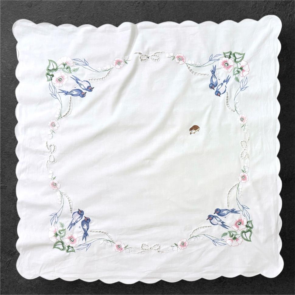 весенняя винтажная скатерть с вышитыми ласточками