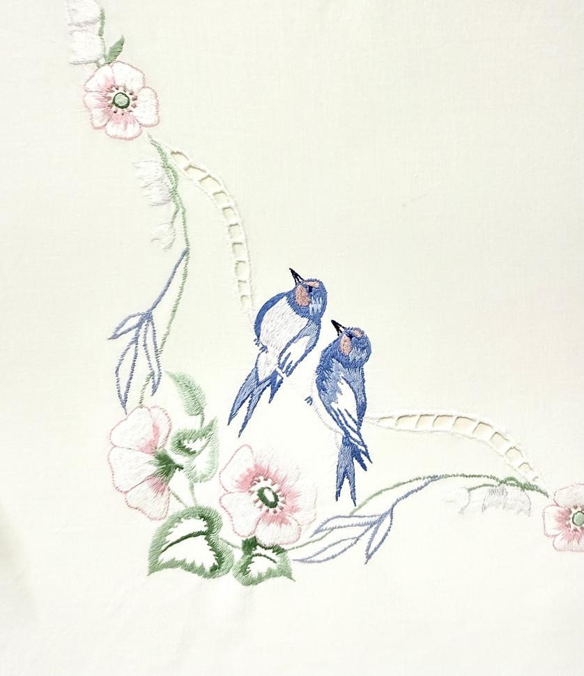 весенняя винтажная скатерть с вышитыми ласточками