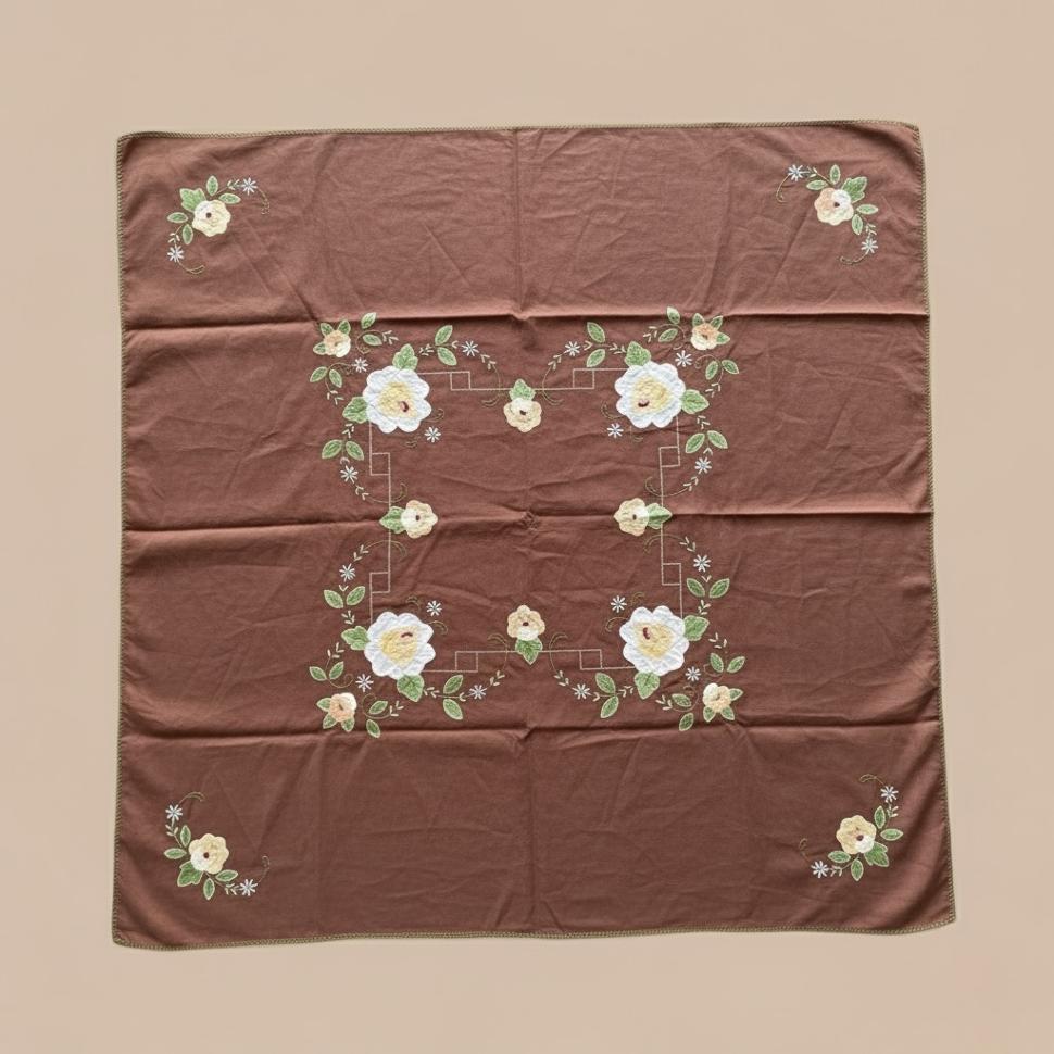 Небольшая скатерть со сложной вышивкой в китайском стиле