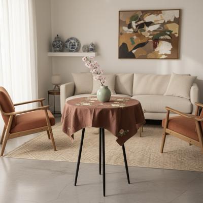 Небольшая скатерть со сложной вышивкой в китайском стиле