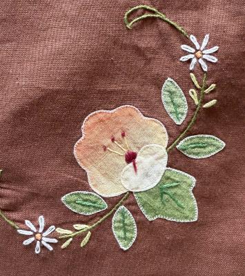 Небольшая скатерть со сложной вышивкой в китайском стиле