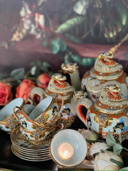 Tea set with geisha 6 teacups, 2 teapots, suger bowl