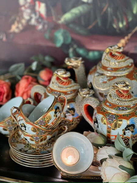 Tea set with geisha 6 teacups, 2 teapots, suger bowl