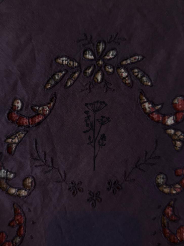 Нуарная круглая винтажная скатерть в новом цветовом прочтении с авторскрой ручной набойкой