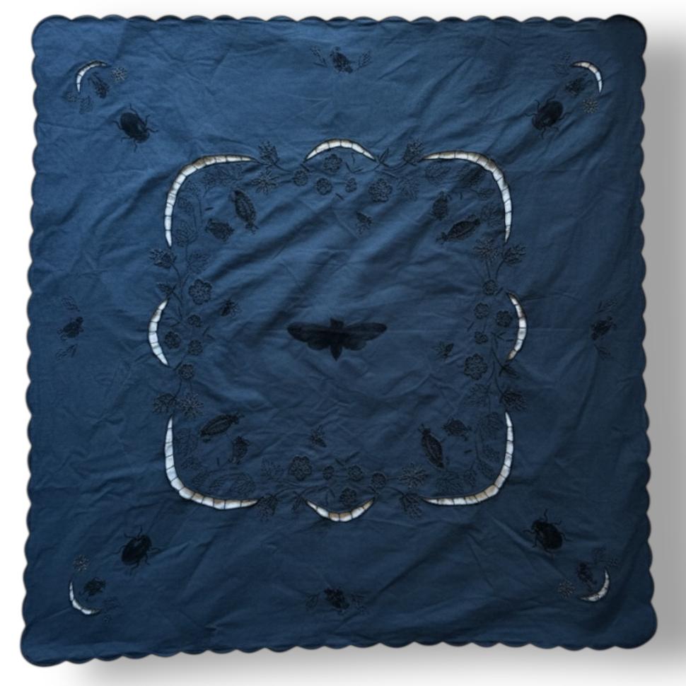 Скатерть с жуками в сумерках