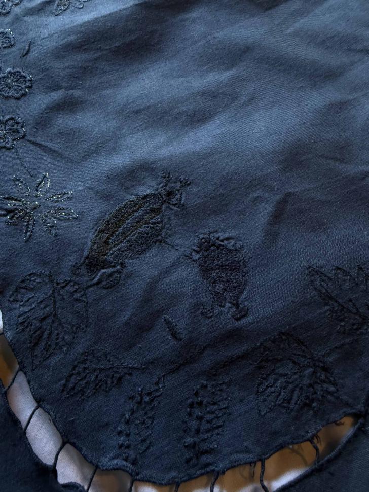 Скатерть с жуками в сумерках