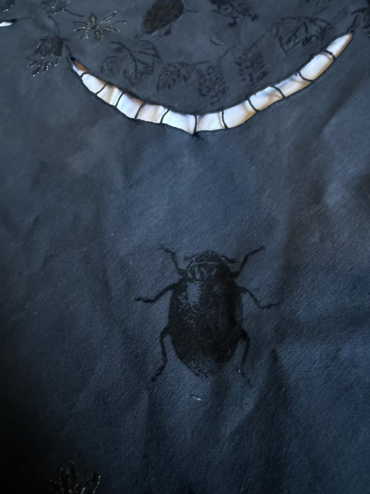 Скатерть с жуками в сумерках