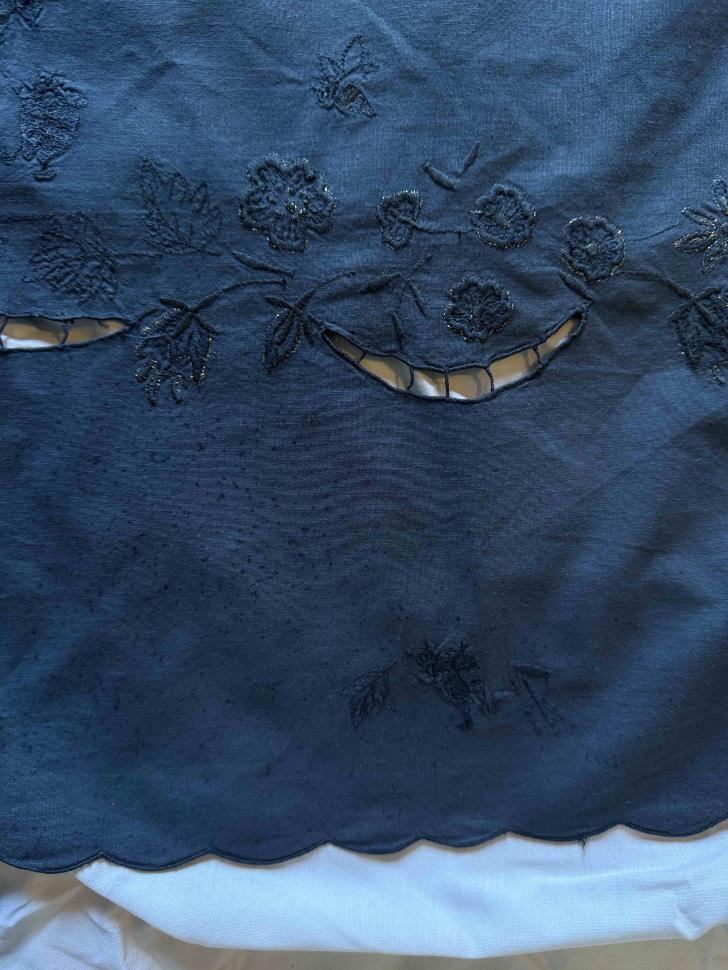 Скатерть с жуками в сумерках