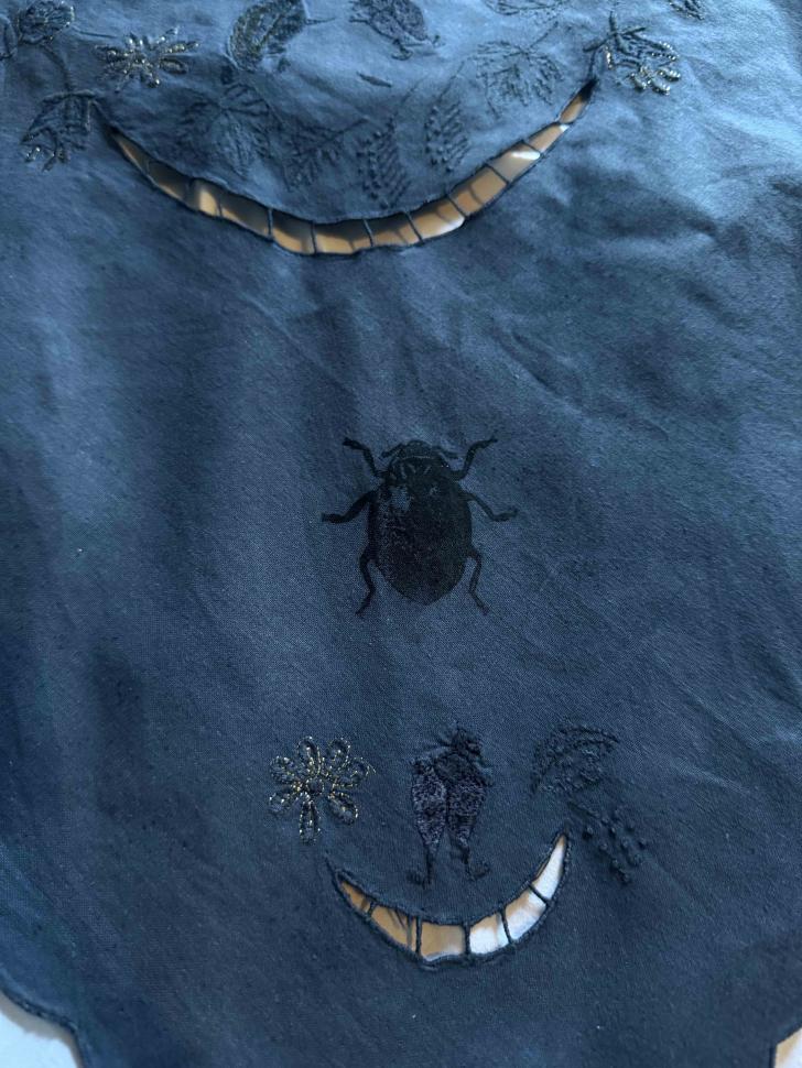 Скатерть с жуками в сумерках