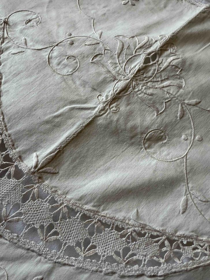 Винтажная круглая скатерть с кружевом ручной работы